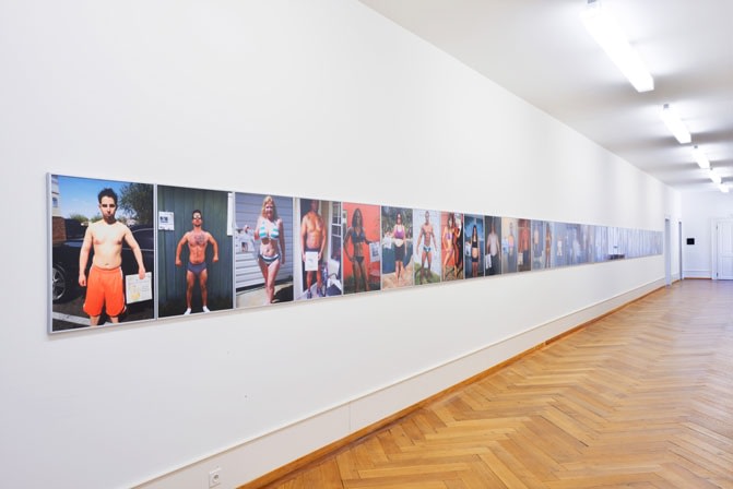 Vorschaubild der Arbeit DIFFERENT BODYBUILDERS WITH DIFFERENT NEWSPAPERS IN FRONT OF DIFFERENT BACKGROUNDS